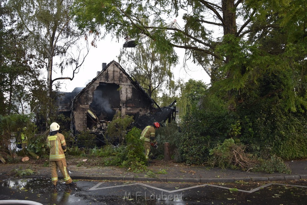 Grossfeuer Einfamilienhaus Siegburg Muehlengrabenstr P0872.JPG - Miklos Laubert